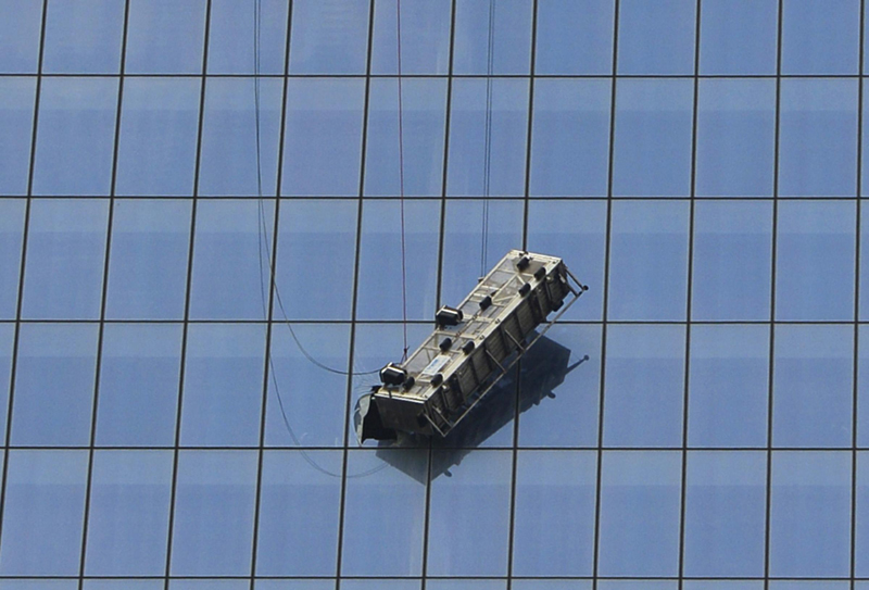 NY, salvi i lavavetri sospesi nel vuoto sulla Freedom Tower NY, salvi i lavavetri sospesi nel vuoto sulla Freedom Tower