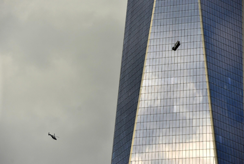 NY, salvi i lavavetri sospesi nel vuoto sulla Freedom Tower NY, salvi i lavavetri sospesi nel vuoto sulla Freedom Tower