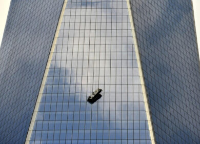 NY, salvi i lavavetri sospesi nel vuoto sulla Freedom Tower