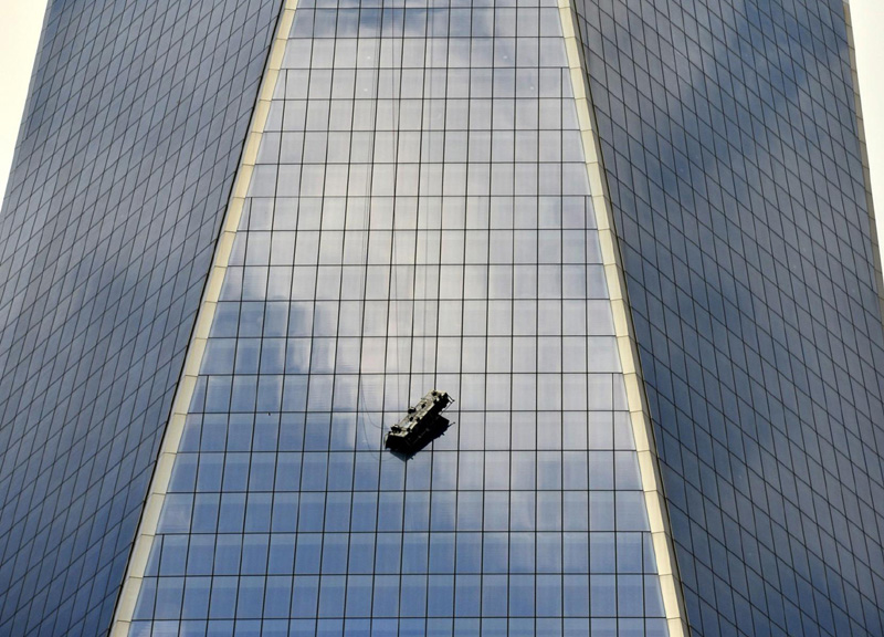 NY, salvi i lavavetri sospesi nel vuoto sulla Freedom Tower NY, salvi i lavavetri sospesi nel vuoto sulla Freedom Tower