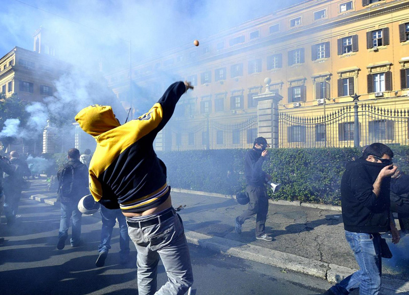 Il giorno degli ‘Strikers’. Blitz al Colosseo: “Ponteggi occupati” Il giorno degli ‘Strikers’. Blitz al Colosseo: “Ponteggi occupati”