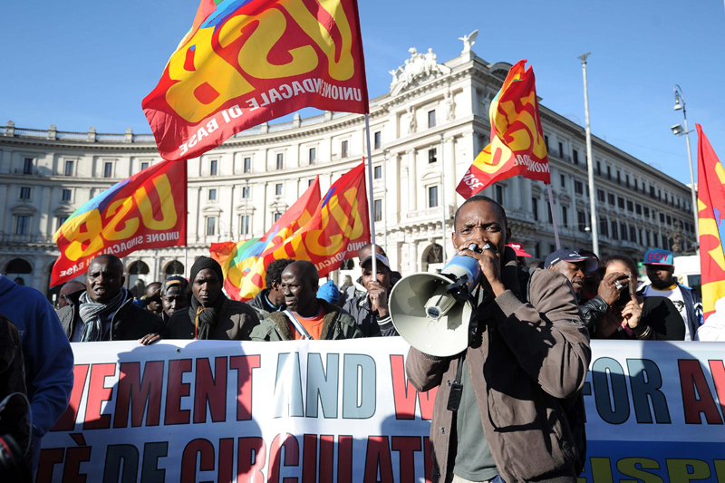 Sciopero sociale, proteste in tutta Italia. Cariche a Milano, agenti feriti a Padova Sciopero sociale, proteste in tutta Italia. Cariche a Milano, agenti feriti a Padova