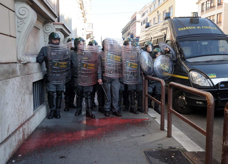 Sciopero sociale, proteste in tutta Italia. Cariche a Milano, agenti feriti a Padova Sciopero sociale, proteste in tutta Italia. Cariche a Milano, agenti feriti a Padova