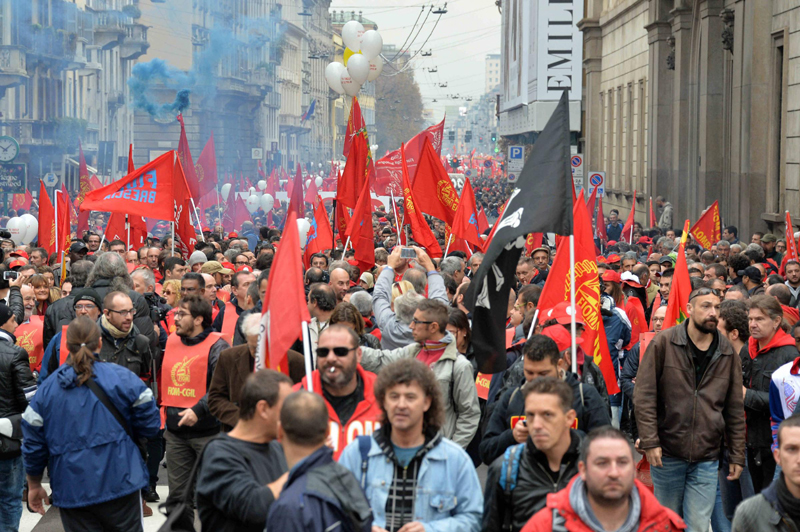 Sciopero sociale, proteste in tutta Italia. Cariche a Milano, agenti feriti a Padova Sciopero sociale, proteste in tutta Italia. Cariche a Milano, agenti feriti a Padova