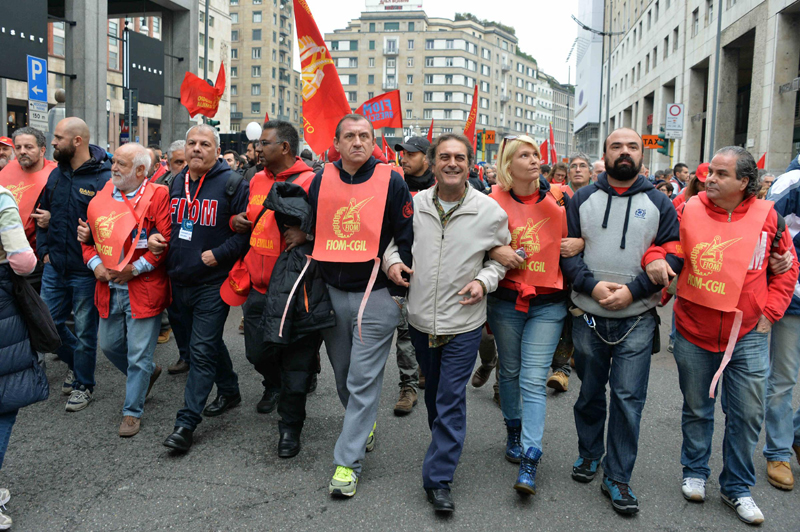 Sciopero sociale, proteste in tutta Italia. Cariche a Milano, agenti feriti a Padova Sciopero sociale, proteste in tutta Italia. Cariche a Milano, agenti feriti a Padova