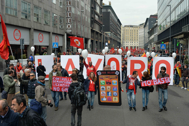 Sciopero sociale, proteste in tutta Italia. Cariche a Milano, agenti feriti a Padova Sciopero sociale, proteste in tutta Italia. Cariche a Milano, agenti feriti a Padova