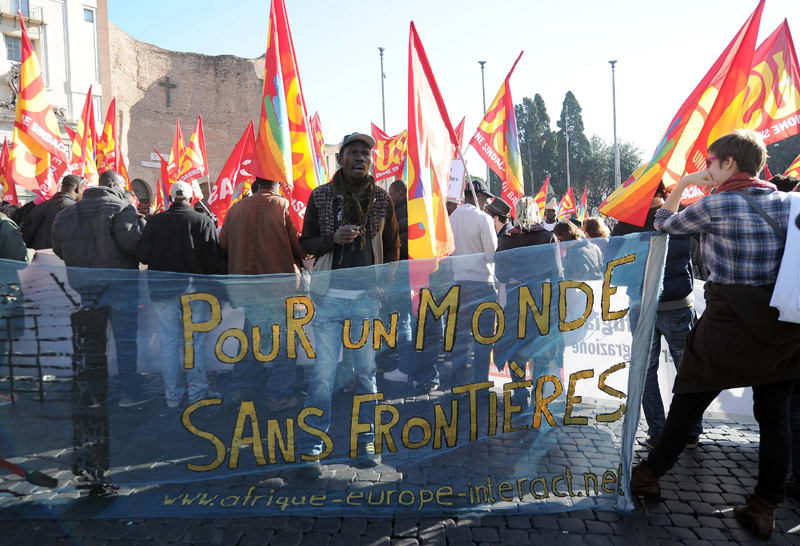 Sciopero sociale, proteste in tutta Italia. Cariche a Milano, agenti feriti a Padova Sciopero sociale, proteste in tutta Italia. Cariche a Milano, agenti feriti a Padova