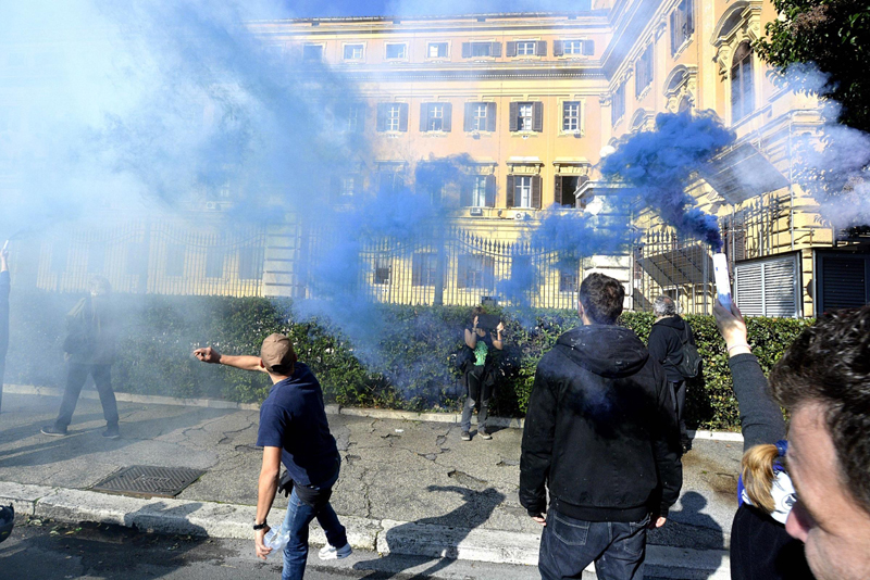 Sciopero sociale, proteste in tutta Italia. Cariche a Milano, agenti feriti a Padova Sciopero sociale, proteste in tutta Italia. Cariche a Milano, agenti feriti a Padova