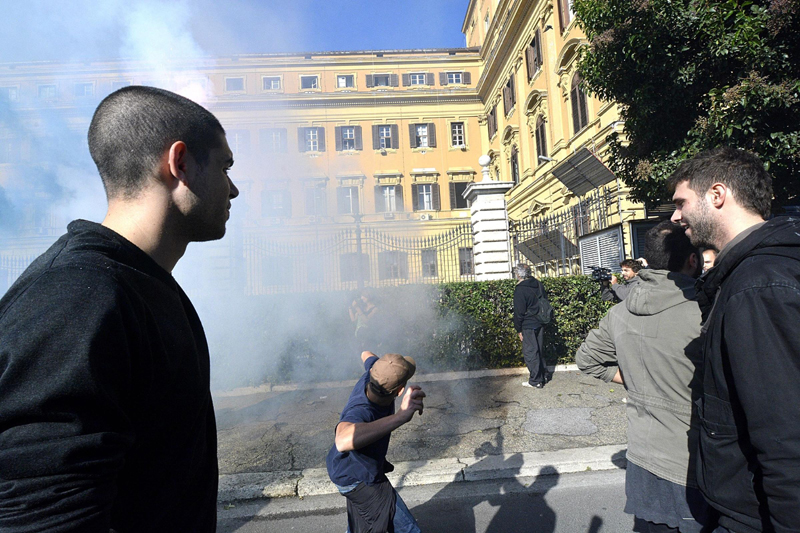 Sciopero sociale, proteste in tutta Italia. Cariche a Milano, agenti feriti a Padova Sciopero sociale, proteste in tutta Italia. Cariche a Milano, agenti feriti a Padova
