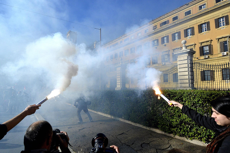 Sciopero sociale, proteste in tutta Italia. Cariche a Milano, agenti feriti a Padova Sciopero sociale, proteste in tutta Italia. Cariche a Milano, agenti feriti a Padova