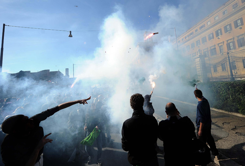 Sciopero sociale, proteste in tutta Italia. Cariche a Milano, agenti feriti a Padova Sciopero sociale, proteste in tutta Italia. Cariche a Milano, agenti feriti a Padova