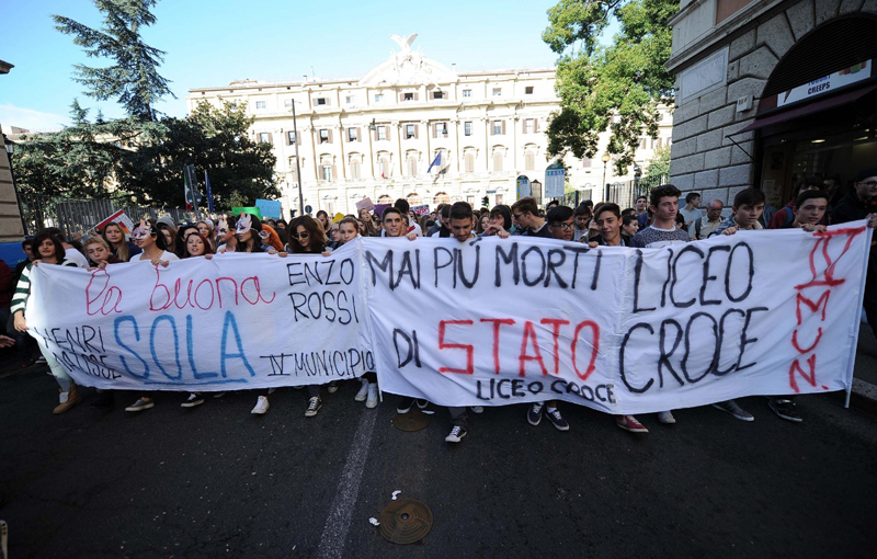 Sciopero sociale, proteste in tutta Italia. Cariche a Milano, agenti feriti a Padova Sciopero sociale, proteste in tutta Italia. Cariche a Milano, agenti feriti a Padova