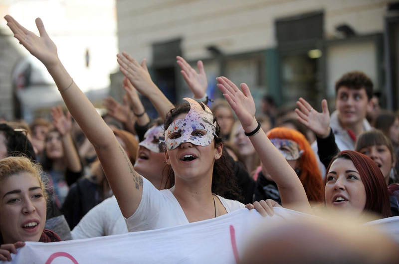 Sciopero sociale, proteste in tutta Italia. Cariche a Milano, agenti feriti a Padova Sciopero sociale, proteste in tutta Italia. Cariche a Milano, agenti feriti a Padova