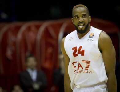 Samardo trascina Milano. Lampi di Brooks, James in difficoltà.Pagelle