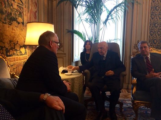 Timmermans a Roma per parlare di Giustizia, riceve una maglietta di Totti Timmermans a Roma per parlare di Giustizia, riceve una maglietta di Totti