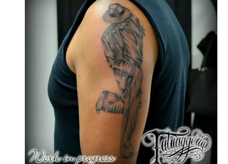 Si tatua Celentano sul braccio e il molleggiato lo ringrazia Si tatua Celentano sul braccio e il molleggiato lo ringrazia