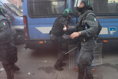 Sgombero a Milano, pietre sulla Polizia