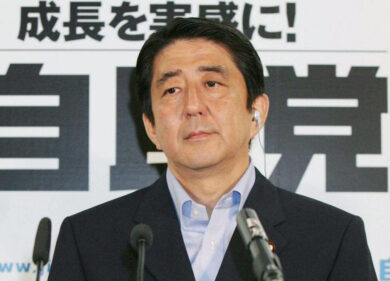 Il Giappone in recessione tecnica. Abe corre al voto il 14 dicembre