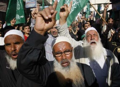 Assalto alla sinagoga con asce e coltelli: 6 morti