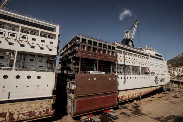 MSC investe 200 mln nel programma Rinascimento. Varata la nuova Armonia MSC investe 200 mln nel programma Rinascimento. Varata la nuova Armonia