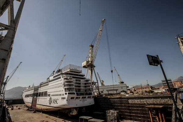MSC investe 200 mln nel programma Rinascimento. Varata la nuova Armonia MSC investe 200 mln nel programma Rinascimento. Varata la nuova Armonia
