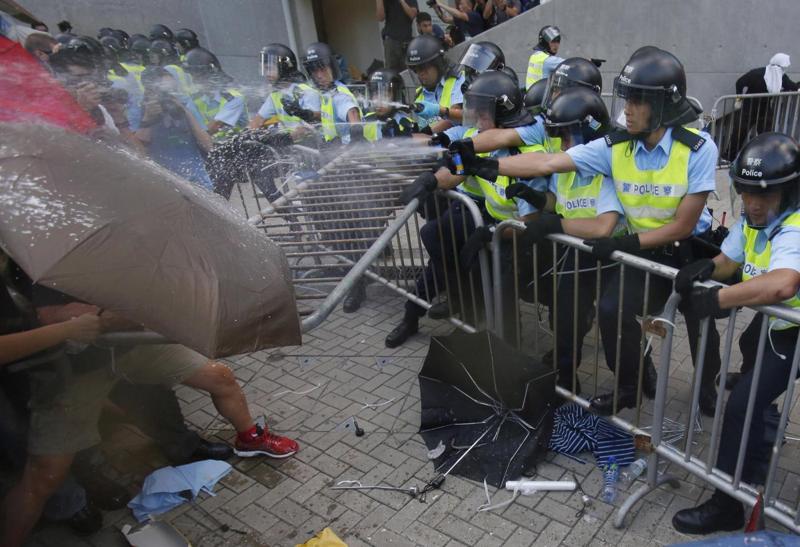 Hong Kong, assalto al Parlamento: scontri con la polizia Hong Kong, assalto al Parlamento: scontri con la polizia