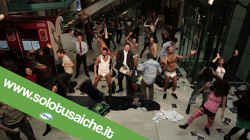 Spogliarello in stazione per combattere l’incontinenza maschile