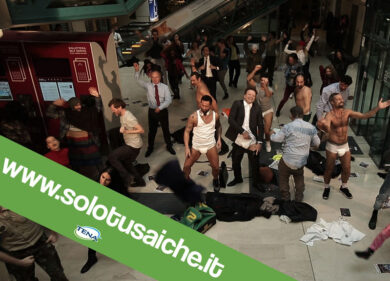 Spogliarello in stazione per combattere l’incontinenza maschile