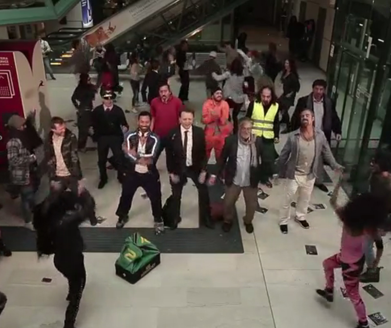 Spogliarello in stazione per combattere l’incontinenza maschile