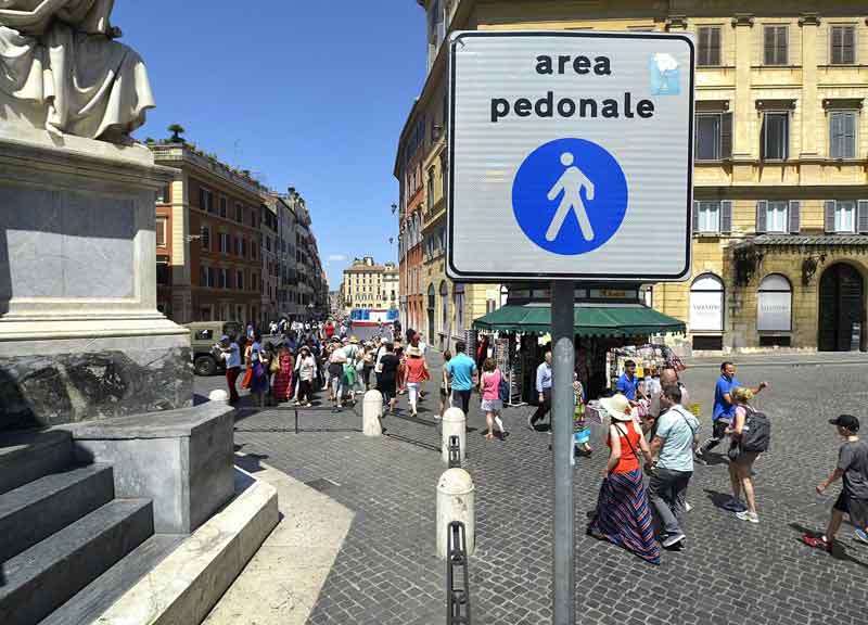 Marino alla larga dai negozi. E’ “odiato” dai commercianti Marino alla larga dai negozi. E’ “odiato” dai commercianti