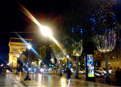 Natale a Parigi, nuova scintillante lumière sugli Champs Elysées