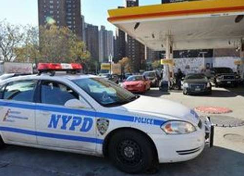 Poliziotto asiatico uccide nero disarmato a Brooklyn Poliziotto asiatico uccide nero disarmato a Brooklyn