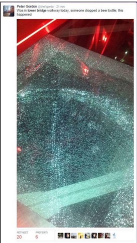 In frantumi la passerella di vetro del Tower Bridge