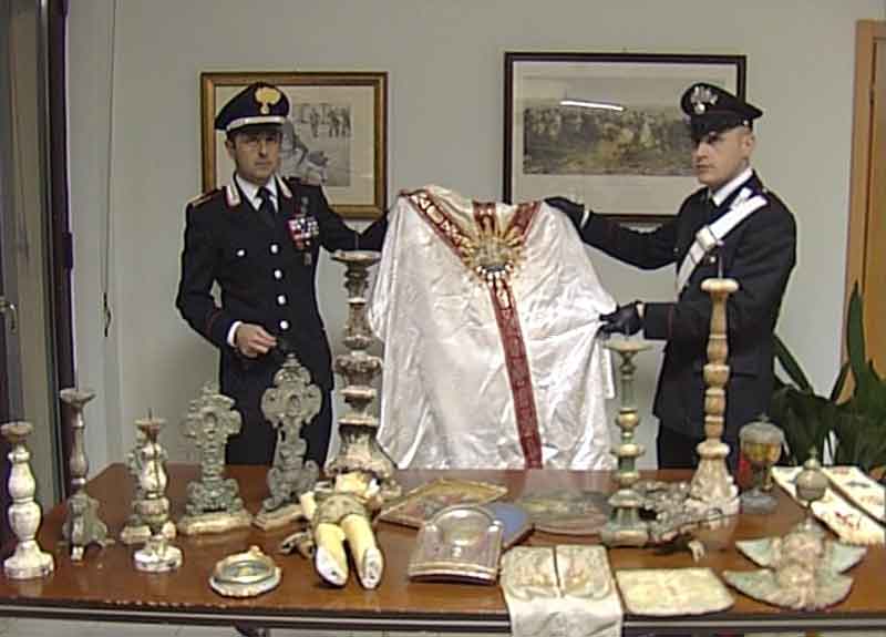 Marmi, arazzi, libri e statue: un tesoro. Tutto rubato: era in casa di un avvocato Marmi, arazzi, libri e statue: un tesoro. Tutto rubato: era in casa di un avvocato