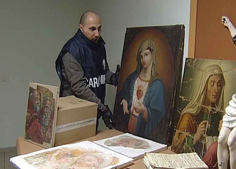 Marmi, arazzi, libri e statue: un tesoro. Tutto rubato: era in casa di un avvocato Marmi, arazzi, libri e statue: un tesoro. Tutto rubato: era in casa di un avvocato