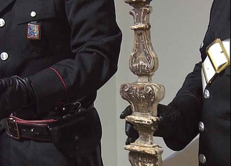 Marmi, arazzi, libri e statue: un tesoro. Tutto rubato: era in casa di un avvocato Marmi, arazzi, libri e statue: un tesoro. Tutto rubato: era in casa di un avvocato