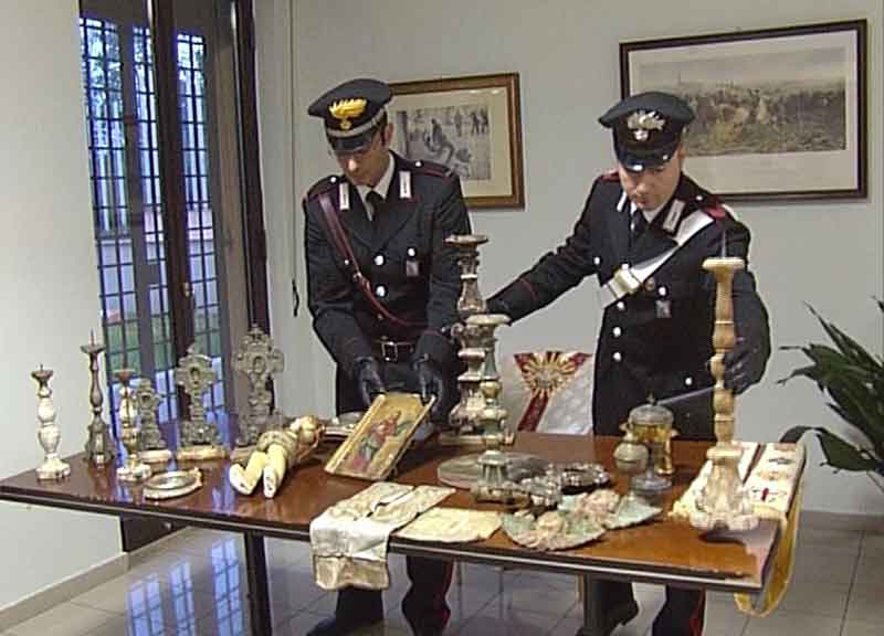 Marmi, arazzi, libri e statue: un tesoro. Tutto rubato: era in casa di un avvocato Marmi, arazzi, libri e statue: un tesoro. Tutto rubato: era in casa di un avvocato