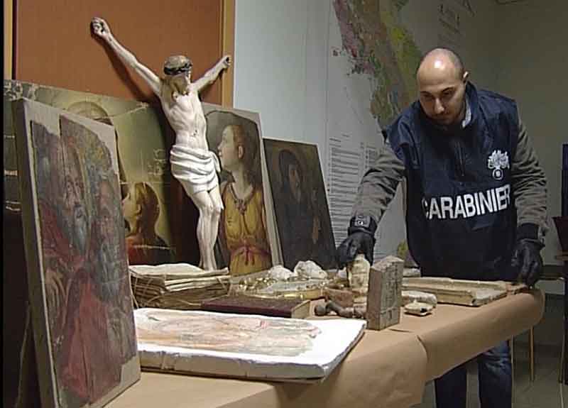 Marmi, arazzi, libri e statue: un tesoro. Tutto rubato: era in casa di un avvocato Marmi, arazzi, libri e statue: un tesoro. Tutto rubato: era in casa di un avvocato