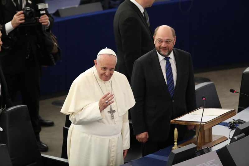 Appello di Francesco a Strasburgo: “Bisogna dare più dignità al lavoro” Appello di Francesco a Strasburgo: “Bisogna dare più dignità al lavoro”
