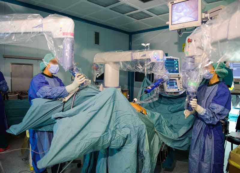 Il chirurgo opera in silenzio, è un robot. E l’occhio vede in 3D: primato al Gemelli