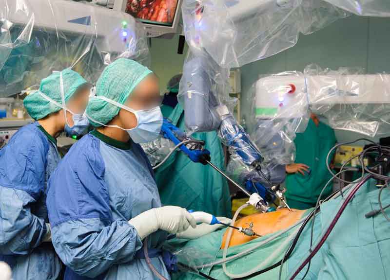 Il chirurgo opera in silenzio, è un robot. E l’occhio vede in 3D: primato al Gemelli