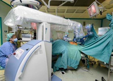 Il chirurgo opera in silenzio, è un robot. E l’occhio vede in 3D: primato al Gemelli