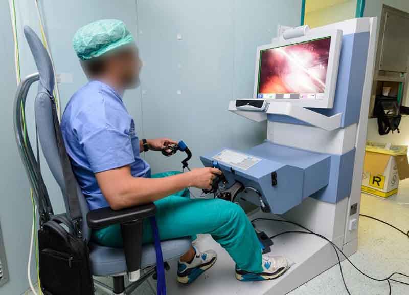 Il chirurgo opera in silenzio, è un robot. E l’occhio vede in 3D: primato al Gemelli