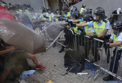 Hong kong, arrestato il leader degli studenti