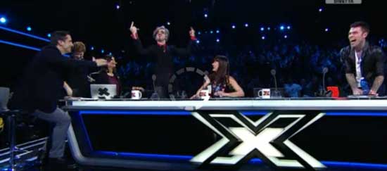 X Factor, dito medio di Morgan contro Fedez X Factor, dito medio di Morgan contro Fedez