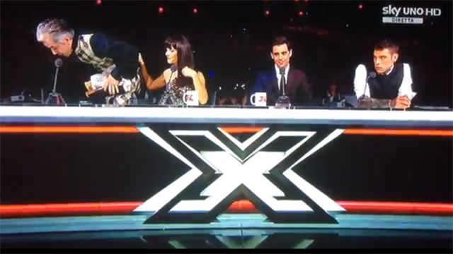X Factor, dito medio di Morgan contro Fedez X Factor, dito medio di Morgan contro Fedez