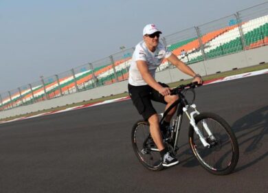 Michael Schumacher prende il sole, ma sarebbe un falso