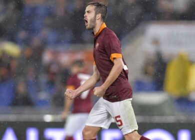 Tutti in piedi per Totti. Doppio Pjanic: è 4-2