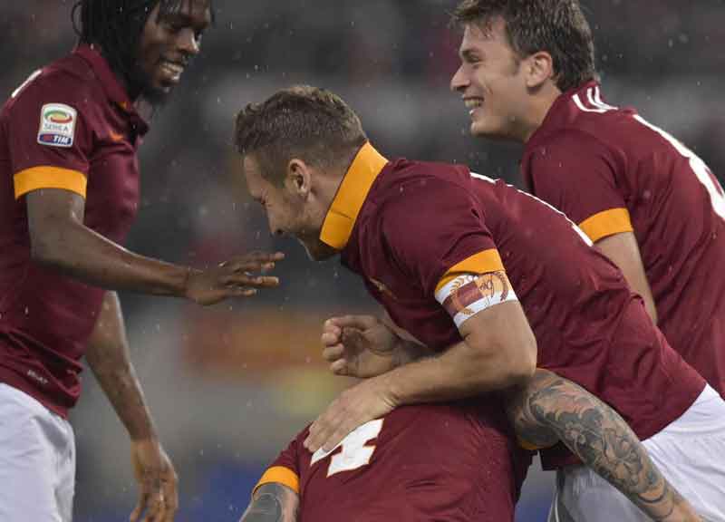 Tutti in piedi per Totti. Doppio Pjanic: è 4-2 Tutti in piedi per Totti. Doppio Pjanic: è 4-2