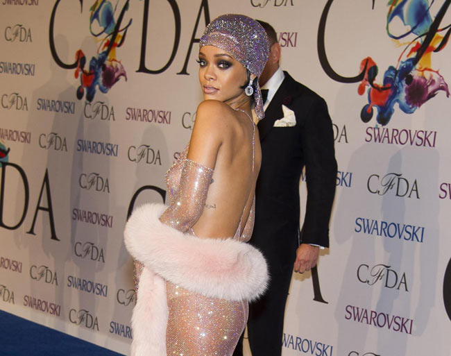 rihanna fashion awards (7) rihanna fashion awards (7)